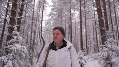 Avlanma mevsiminde ormanda dolaşan silahlı bir avcı..