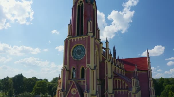Římskokatolický kostel Nejsvětější Trojice v obci Gervyaty, Bělorusko — Stock video