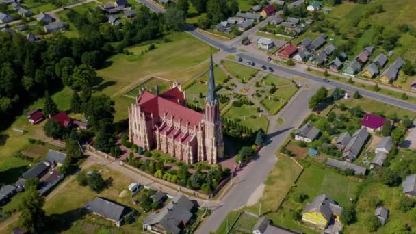 Katholieke Kerk van de Heilige Drie-eenheid, dorp Gervyaty, Grodno, Wit-Rusland. — Stockvideo