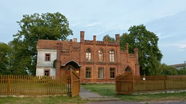 The Bohvits estate in Fleryanovo, Belarus. Ancient palace near the village. Aerial low angle view. Welcome effect. — Stockvideo