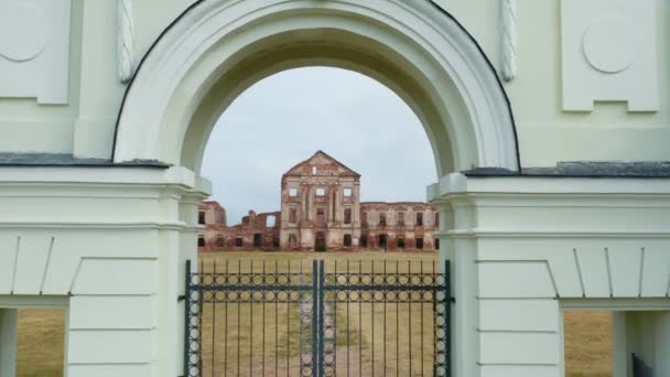 Belarus Ruzhany. The ruins of the palace complex Sapeg in Ruzhany. Famous Popular Historic Landmark. — Αρχείο Βίντεο