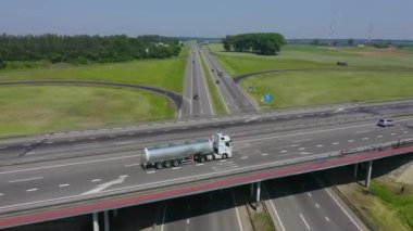 Kamyon köprüde gidiyor ve yol boyunca ilerlemeye devam ediyor. Hava görünümü.