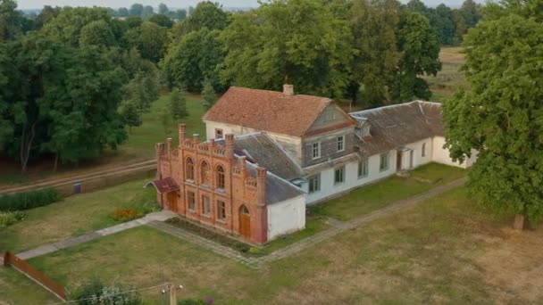 Das Gut Bohvits in Fleryanovo, Weißrussland. Antiker Palast in der Nähe des Dorfes. Altes Haus aus Holz und Ziegeln. Rundumblick aus der Luft. — Stockvideo