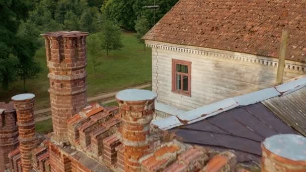 Fleryanovo, Belarus 'taki Bohvit malikanesi. Köyün yakınındaki antik sarayda. Tahta ve tuğladan yapılmış eski bir ev. Havadan genel görünüm. — Stok video