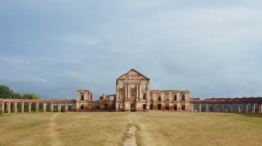Belarus Ruzhany. Ruzhany 'deki Sapeg Sarayı' nın kalıntıları. Ruzhany, Belarus 'taki eski yıkılmış saray. Brest bölgesi. Drone görünümü.