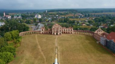 Ruzhany, Brest Bölgesi, Belarus. Şehir manzarası yaz güneşli akşamında gökyüzü. Ruzhany Sarayı 'nın kuş bakışı görüntüsü. Ünlü Popüler Tarihi Yer İmleri.