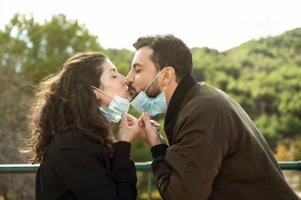 Pärchen Küsst Sich Draußen Mit Chirurgenmaske Außenporträt Symbolisiert Die Liebe — Stockfoto