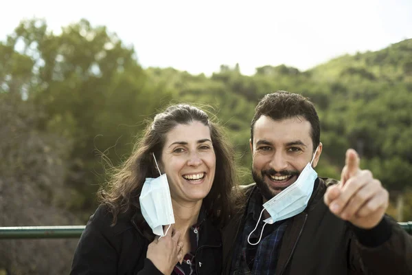 Coppia Baci All Aperto Con Maschera Chirurgica Rimossa Sorrisi Punti — Foto Stock