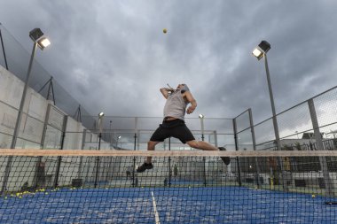 Şehir tarzı trenleri olan genç bir adam açık havada düello yapıyor.