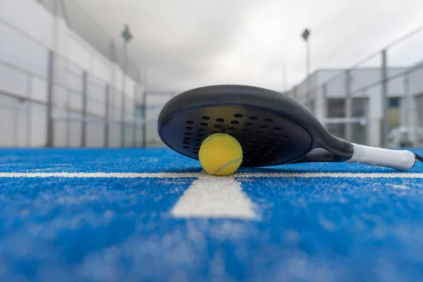 Mavi raket tenis kortunun geniş açılı görüntüsü