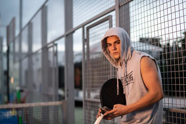 Jeune Homme Style Urbain Prend Une Pause Avec Les Trains — Photo