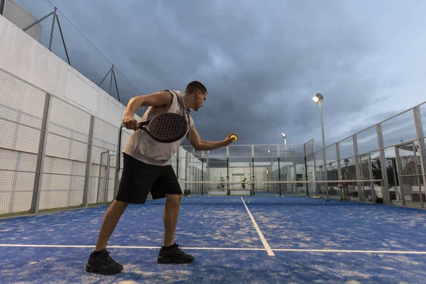 有都市风格火车的年轻人在室外场地打网球 — 图库照片