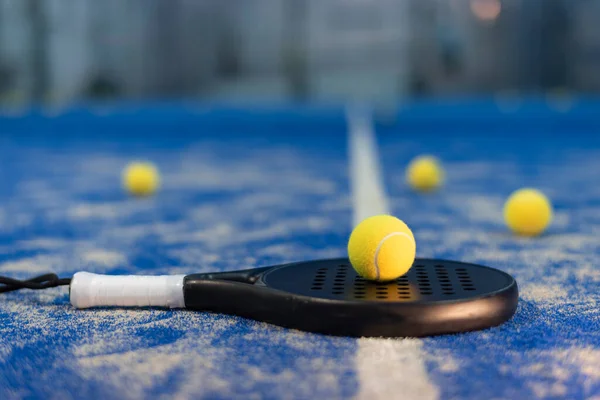 Paddel Tennisracketar Och Bollar Planen — Stockfoto