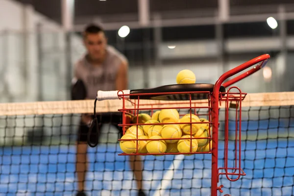 Treinamento Remo Jovem Jogador Com Cesta Bolas — Fotografia de Stock