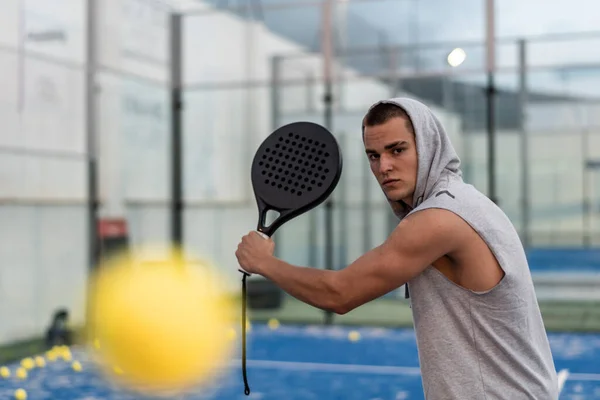 Giovane Con Treni Stile Urbano Paddle Tennis Sul Campo All Fotografia Stock