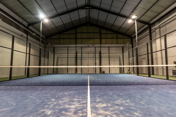 Court Paddle Tennis Vide Avec Lumières Allumées Dans Hangar Couvert Images De Stock Libres De Droits