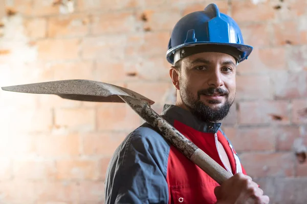 Trabajador Construcción Con Pala Mira Cámara Con Casco Sonriendo — Foto de Stock