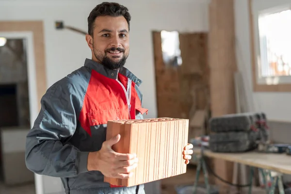 Trabajador Construcción Posa Sonriendo Con Ladrillo — Foto de Stock