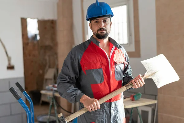 Trabajador Construcción Con Pala Mira Cámara Con Casco Serio — Foto de Stock