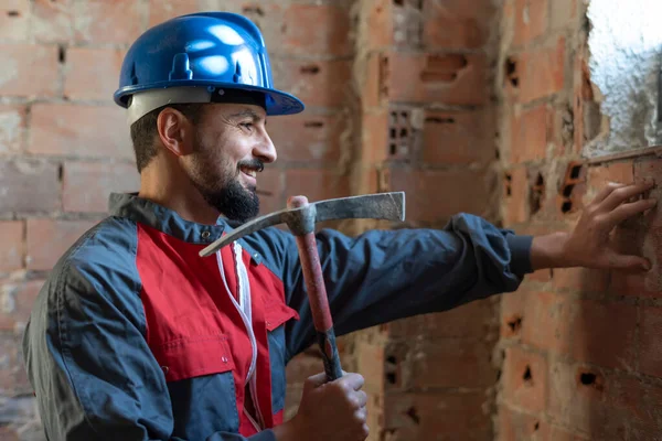 Albañil Con Hacha Pala Listo Para Astillar Pared Poner Baldosas — Foto de Stock