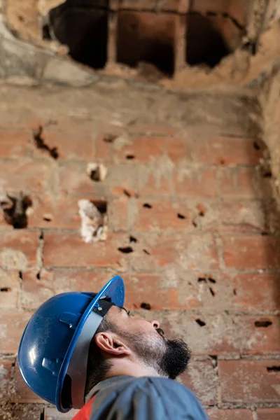 Trabajador Durante Las Renovaciones Observa Gran Agujero Causado Por Humedad — Foto de Stock