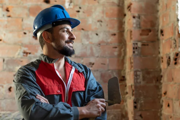 Bricklayer Posa Sonriendo Mientras Renueva Baño — Foto de Stock