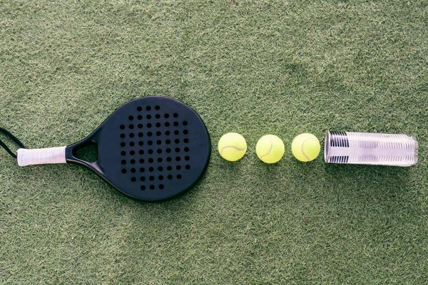 Racchette Paddle Tennis Palla Sul Tappeto Erboso Immagine Stock