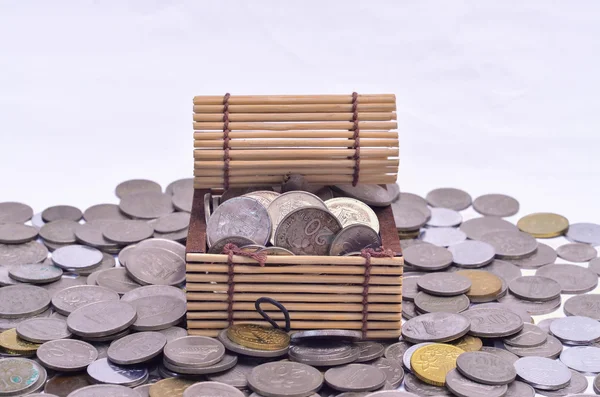 Malaysiska mynt i en låda form som en skattkista — Stockfoto