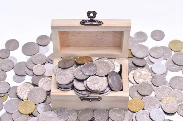 Malaysiska mynt i en låda form som en skattkista — Stockfoto