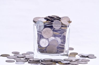 Bir cam kap içinde Malezya madeni para