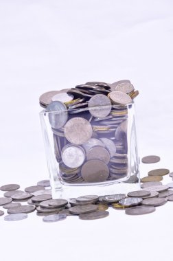 Bir cam kap içinde Malezya madeni para