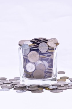 Bir cam kap içinde Malezya madeni para