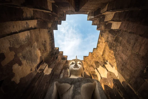 Statua gigante di Buddha nel Wat Si Chum — Foto Stock