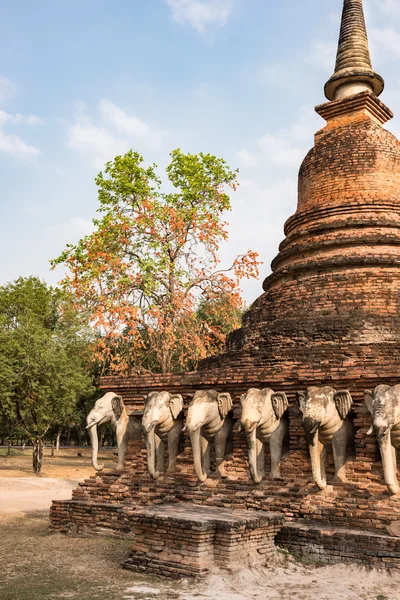 Wat Sorasak v Sukhothai historický park — Stock fotografie