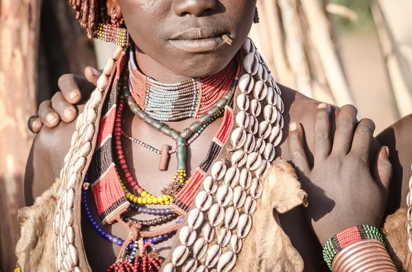 Halsband av en oidentifierad hamer kvinna — Stockfoto