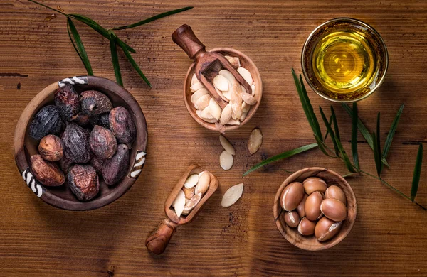 Argan yağı ve meyve kompozisyonu