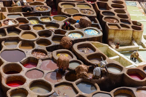 Curtidurías en la vieja medina de Fez — Foto de Stock