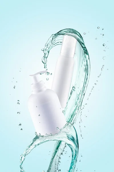 Cosmetische producten met water splash — Stockfoto