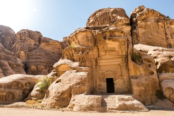 Fachada esculpida de um templo Nabatean — Fotografia de Stock
