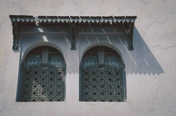Арочные окна в тени — стоковое фото