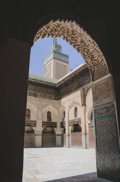 Decorado arco em uma escola do Alcorão, Fez, Marrocos — Fotografia de Stock
