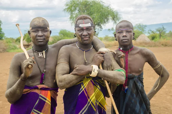 Niezidentyfikowanych mężczyzn z plemienia mursi — Zdjęcie stockowe