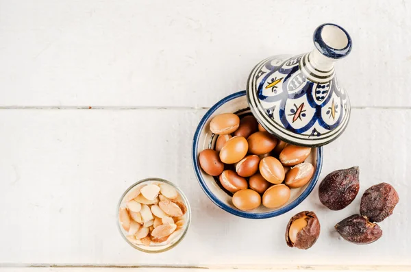 Fruits d'argan sur plateau en bois — Photo