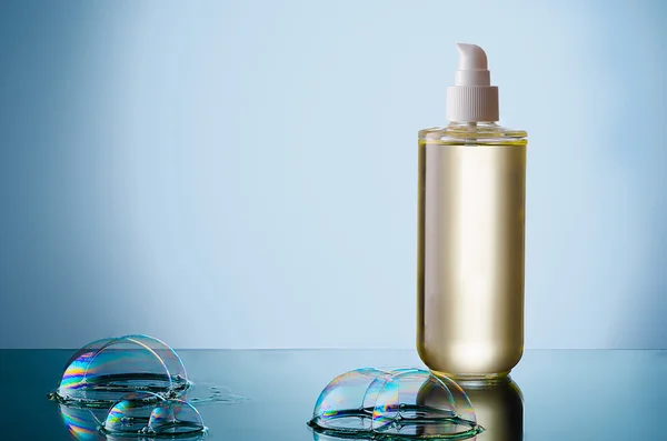 Botella de jabón líquido con burbuja —  Fotos de Stock