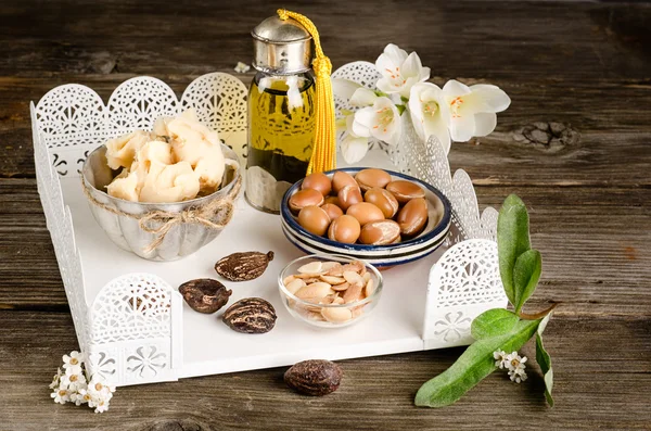 Argan oil and fruits with Shea butter and nuts — Stock Photo, Image