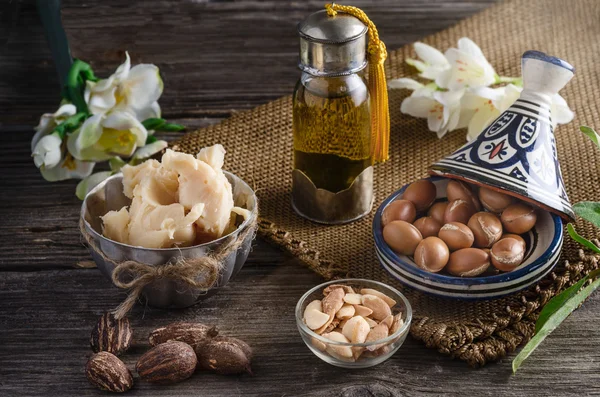 Arganolja och frukter med sheasmör och nötter — Stockfoto