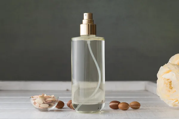 Butelka perfum na drewnianym stole — Zdjęcie stockowe