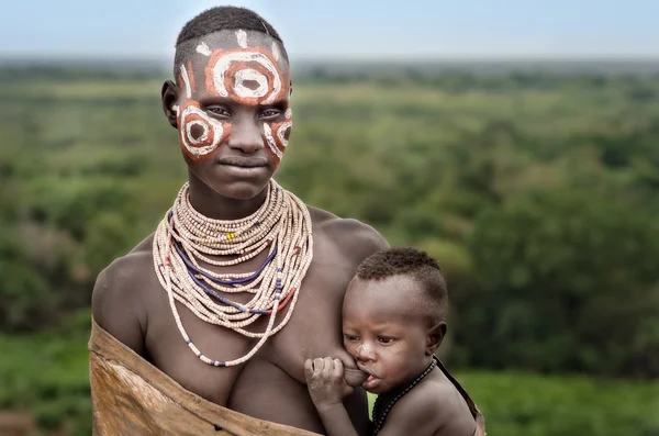 Mujer de la tribu Karo con el niño —  Fotos de Stock