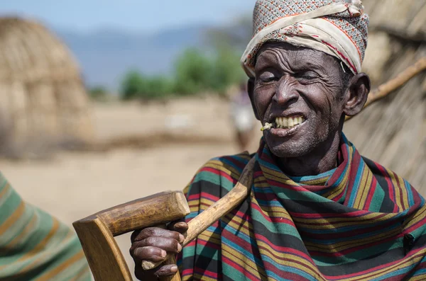 Alter Mann aus dem Stamm der Bohrpfähle — Stockfoto