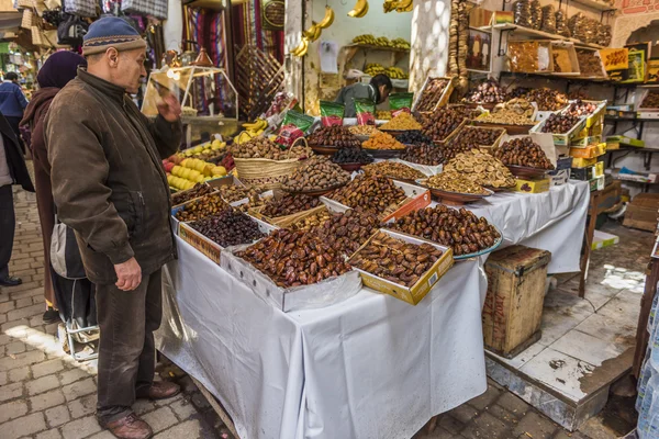 Droge vruchten leverancier in de oude medina van Fes — Stockfoto